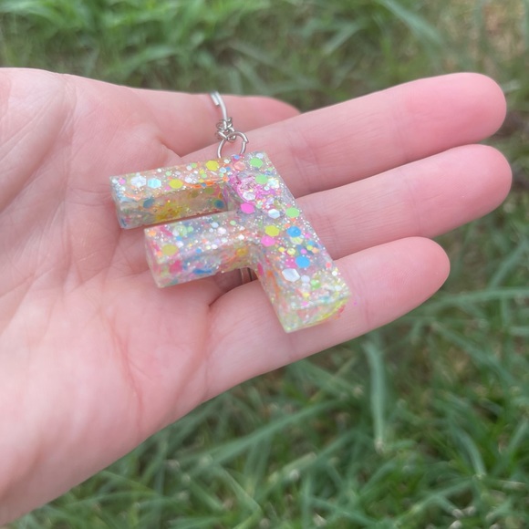 Glittery ☮️ Sign Initial Keychain F Handmade With Resin - Picture 4 of 6